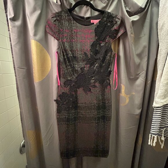 BETSEY JOHNSON EMBROIDERED Y2K GREY FLORAL STRETCH PLAID MIDI SHEATH DRESS 2 - Picture 1 of 6